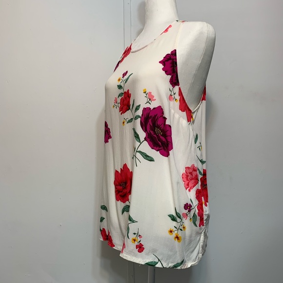 Sleeveless white floral top. Light and breezy - Picture 3 of 5